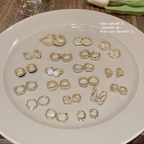 Korean new lightweight luxury niche simple hoop ear clips for women, Instagram trendy versatile stylish zirconia heart earrings