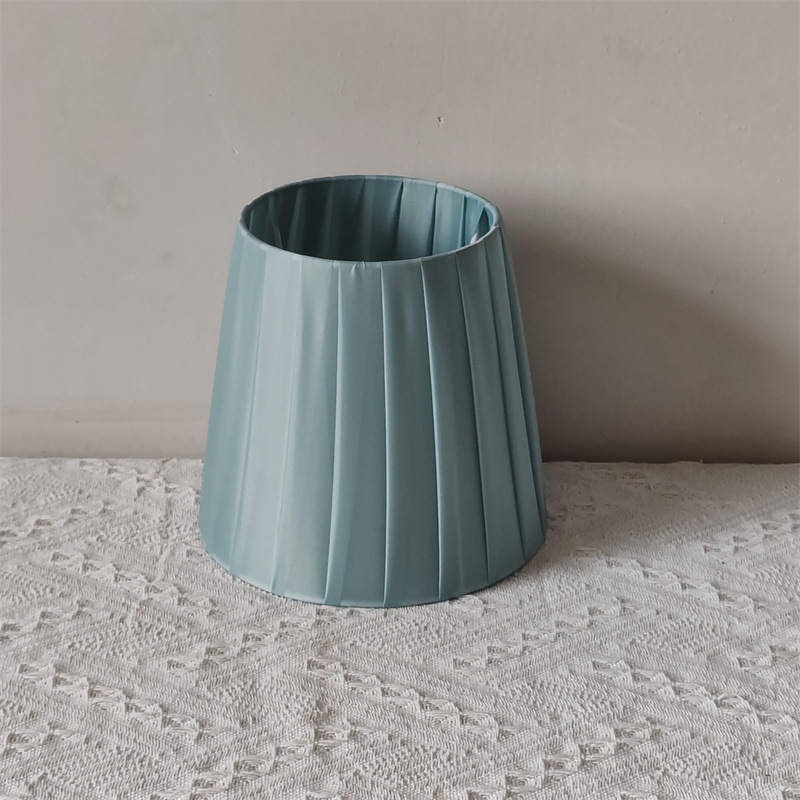 Transfronteriza en stock creativo nórdico simple hecho a mano plisado tela tira pantalla lámpara de mesa lámpara de pared accesorios sombreado
