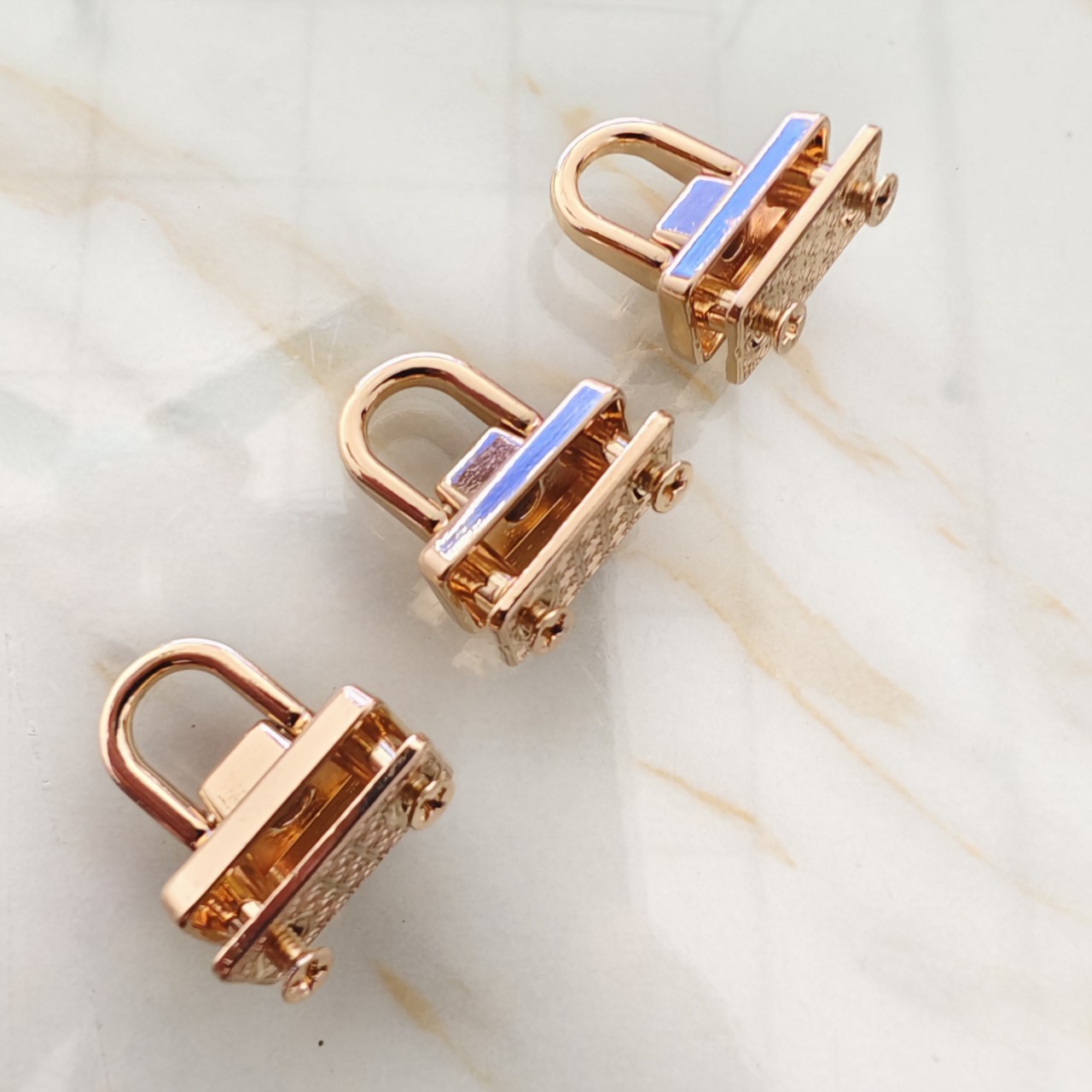 厂家批发包袋配件diy箱包皮具搭扣带圈螺丝装饰钉压铸吊环拉扣