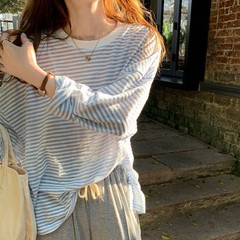 大きいサイズのストライプの長袖のtシャツの女性の夏の薄いタイプの氷の糸のゆったりしたデザイン感の小さい大衆の独特な日焼け止めのブラウスの上着の潮