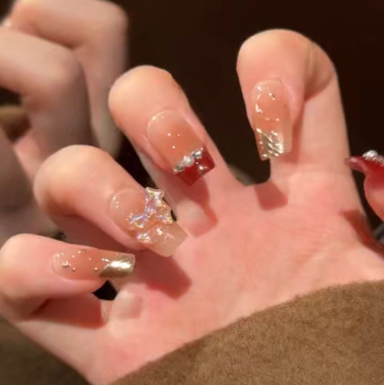 Uñas postizas francesas con diseño floral dorado, estilo ojo de gato, cortas y desmontables, producto de alta gama para arte de uñas 2026.