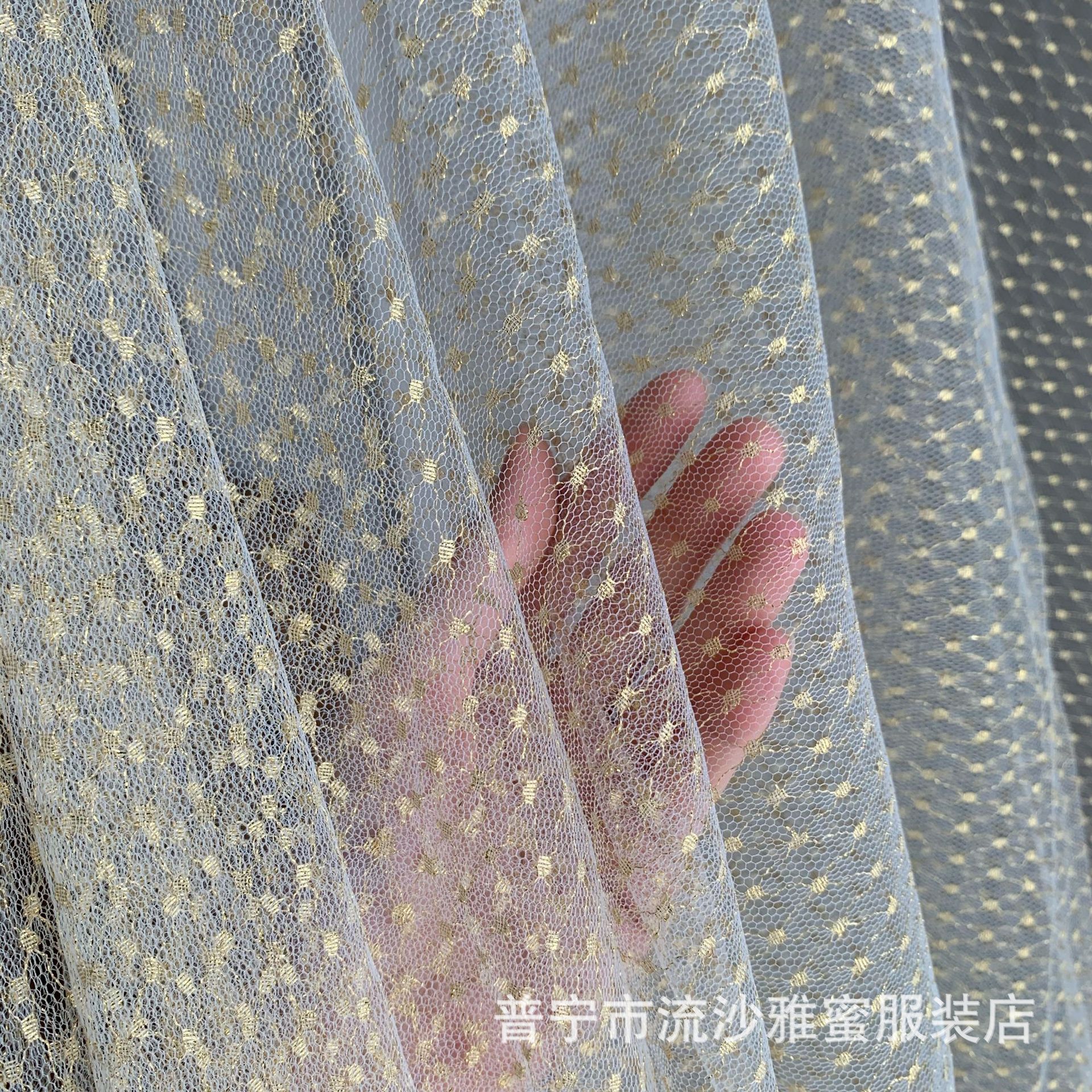 Medio y gran tela de nylon hilo de oro en forma de diamante jacquard tela de malla brillante vestido exterior solo mosquitero tela de tela en stock