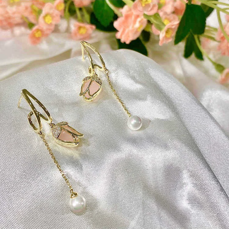 Серьги из жемчуга цвета фуксия с кисточками, тренд сезона
