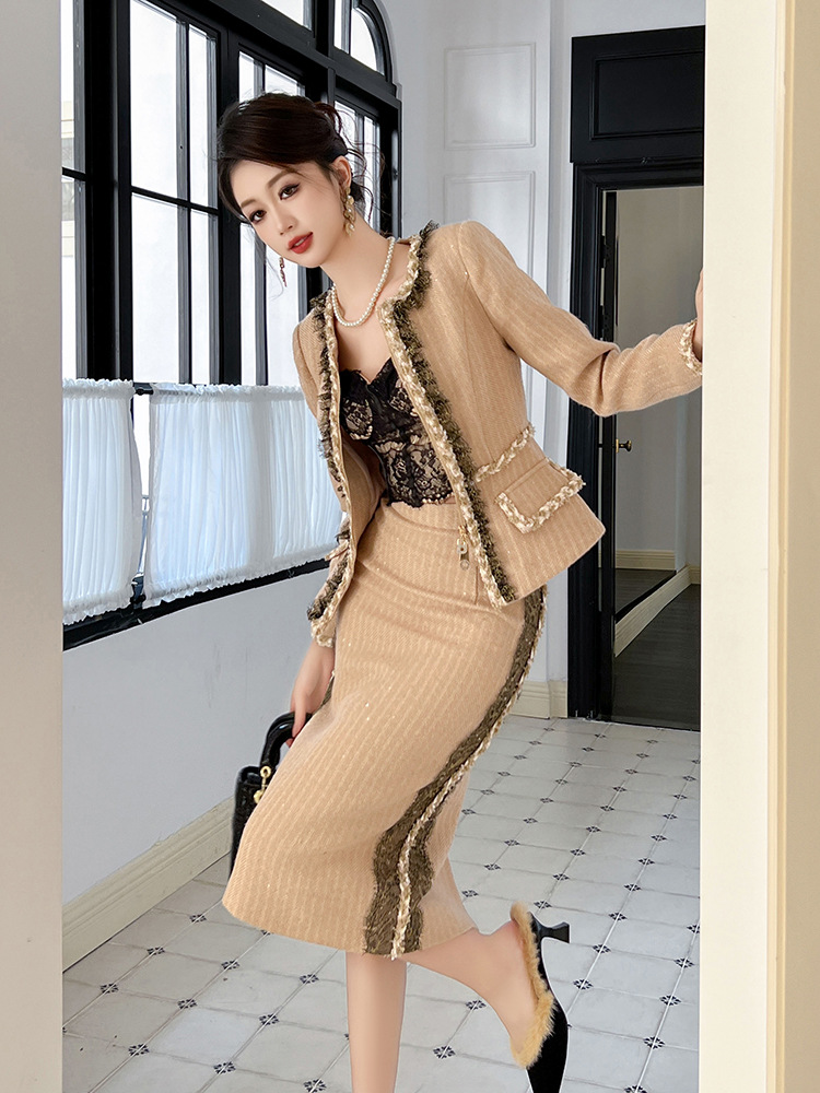 Bộ trang phục công sở nữ hai mảnh kiểu Chanel, áo khoác ôm eo và chân váy ôm hông — Màu Kaki
