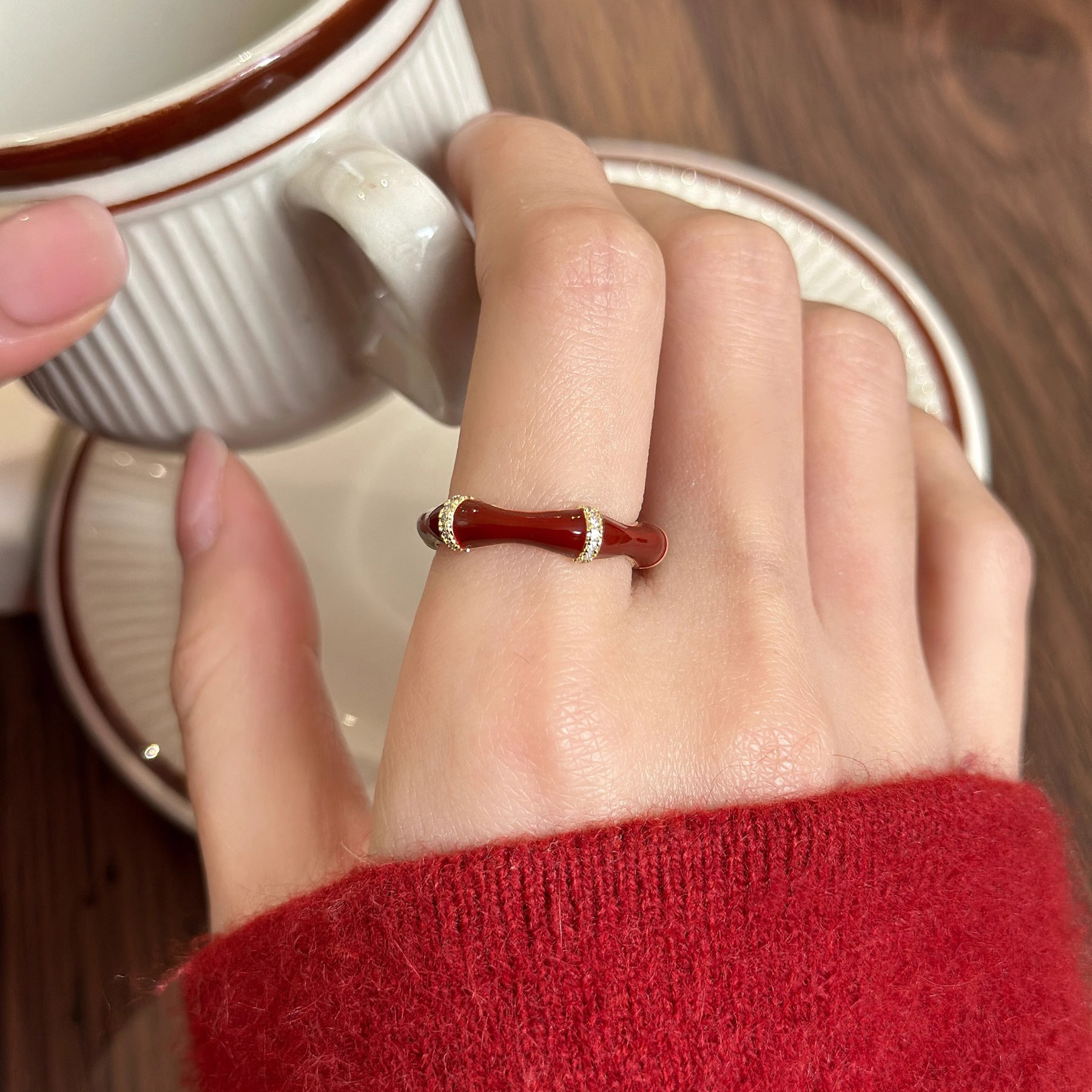 Französischer Damenring im Weinrot-Emaille-Stil mit Bambusgelenk und Öltropfen-Design, exklusiver, leichter Luxusring, offener Ring, Neuheit 2026_voghion.com