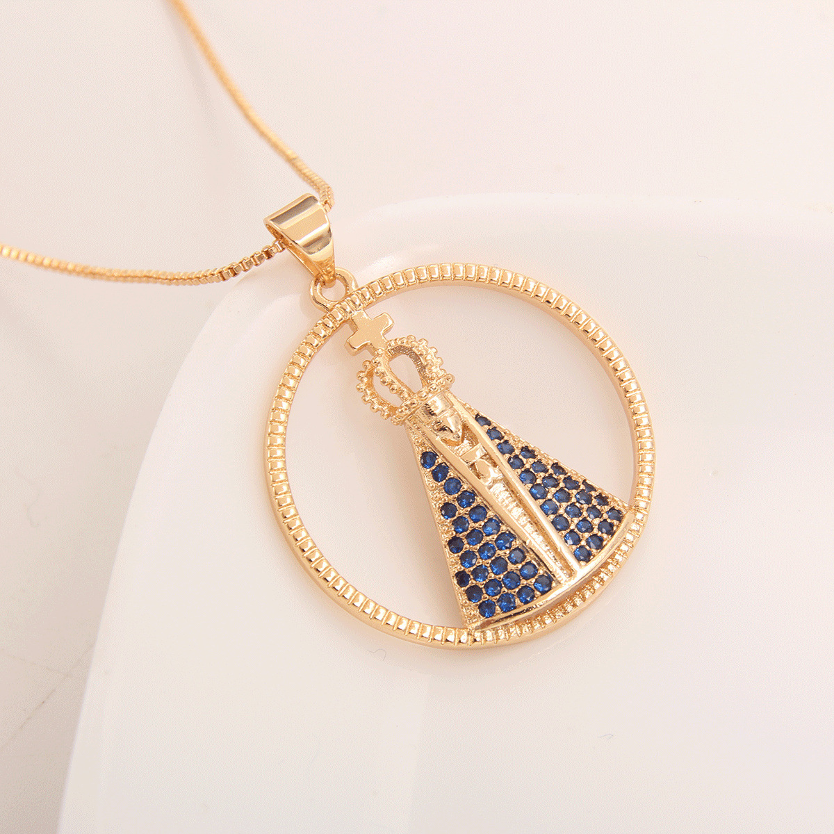 Oro de la manera hueco de cobre chapado en oro con incrustaciones de circón colgante de encaje collar religioso accesorios de la joyería europea y americana transfronteriza al por mayor