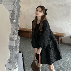 大きいサイズの300斤の春秋の復古の長袖のワンピースの女子学生の韓国版はゆったりしていてやせている中のタイプのa字のスカートが見えます。