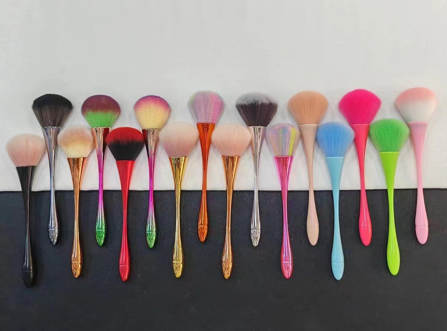 Pequeño tamaño pequeño polvo de pintura de cintura, cepillo de polvo de uñas, cepillo de mejilla de cepillo de cabeza de hongos, cepillo de maquillaje transfronterizo de una pieza