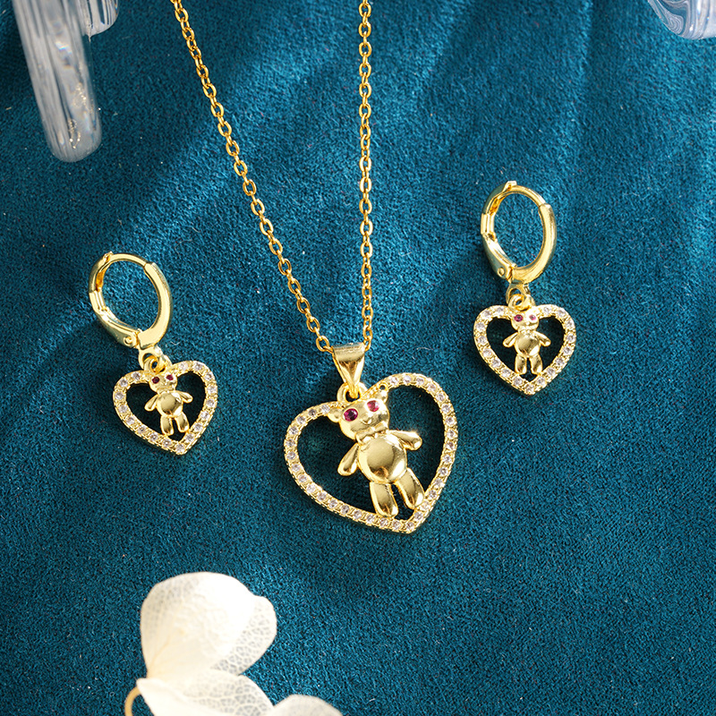 Collar de oro de arena de estilo antiguo Pendientes de oso en forma de corazón con incrustaciones de lujo ligero de moda