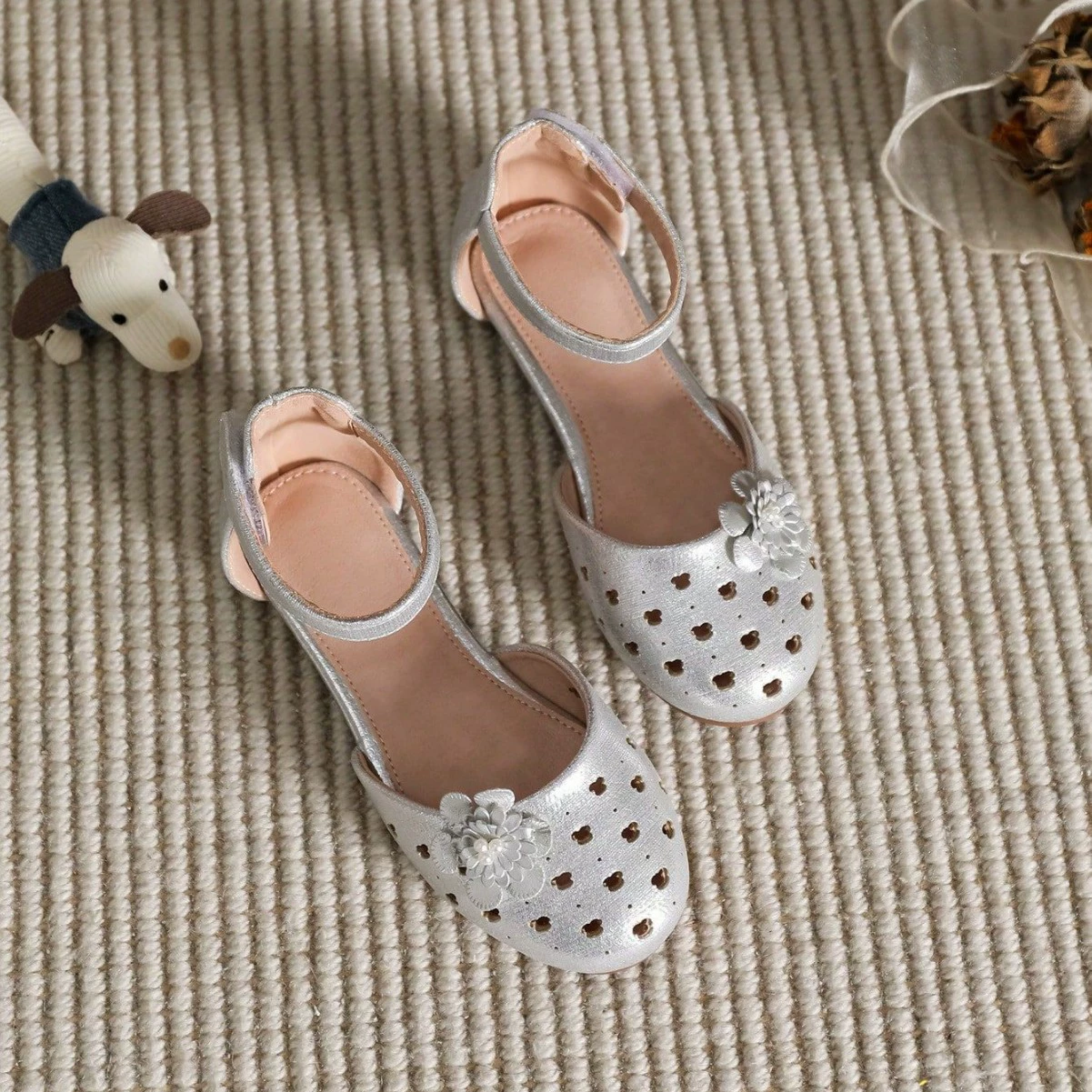 Трансграничная внешняя торговля модный темперамент плоское дно полые минималистские цветы маленькие кожаные туфли для девочек