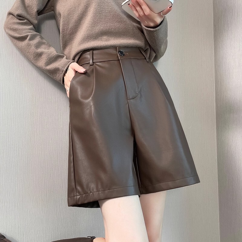 Black Pu Leather Shorts for Women, Autumn and Winter 2026 New Style, High-Waisted, Loose Fit, Slimming, Suitable for Pairing with Boots, Wide-Leg, Knee-Length Leather Pants Black Pu Leather Shorts for Women, Autumn and Winter 2026 New Style, High-Waisted, Loose Fit, Slimming, Suitable for Pairing with Boots, Wide-Leg, Knee-Length Leather Pants