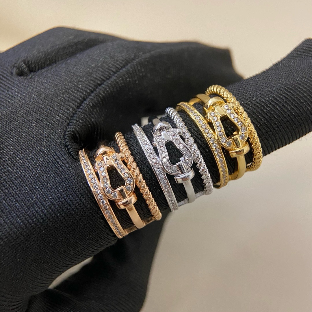 F Brand Hollow Horseshoe Buckle V-Shaped Gold Inlaid Diamond Ring for Women, High-End Design, Light Luxury, Fashionable Niche Couple Rings