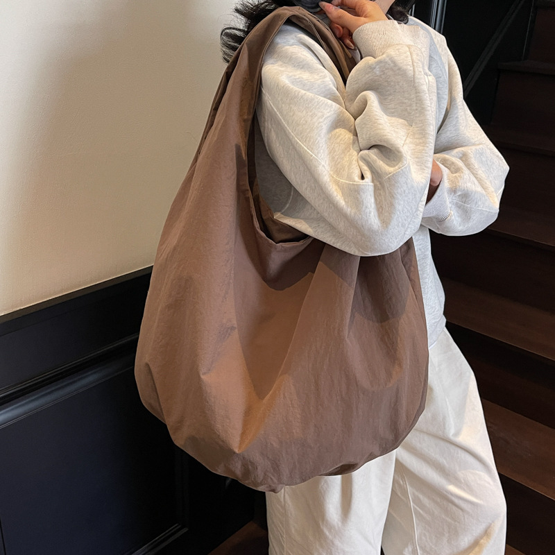 Capacious bag for traveling