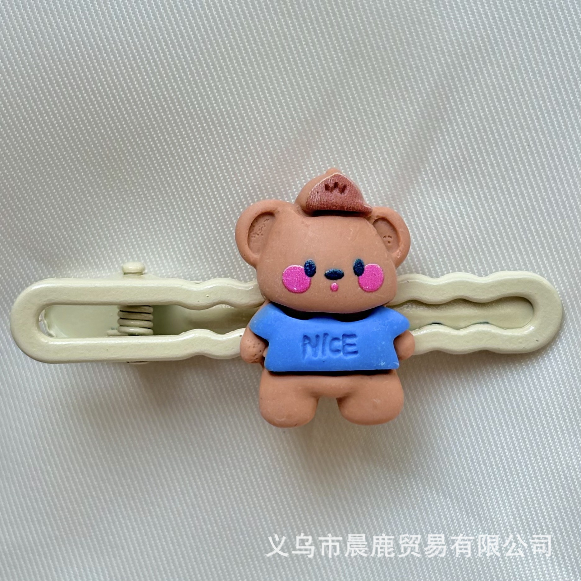 파란 옷을 입은 갈색 곰