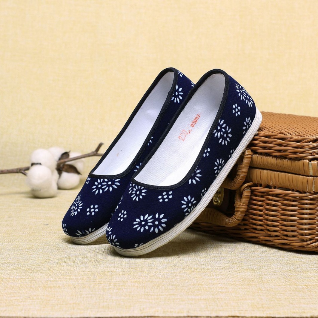 源头工厂老北京布鞋 手工纳底千层底布鞋蜡染浅口中老年妈妈鞋