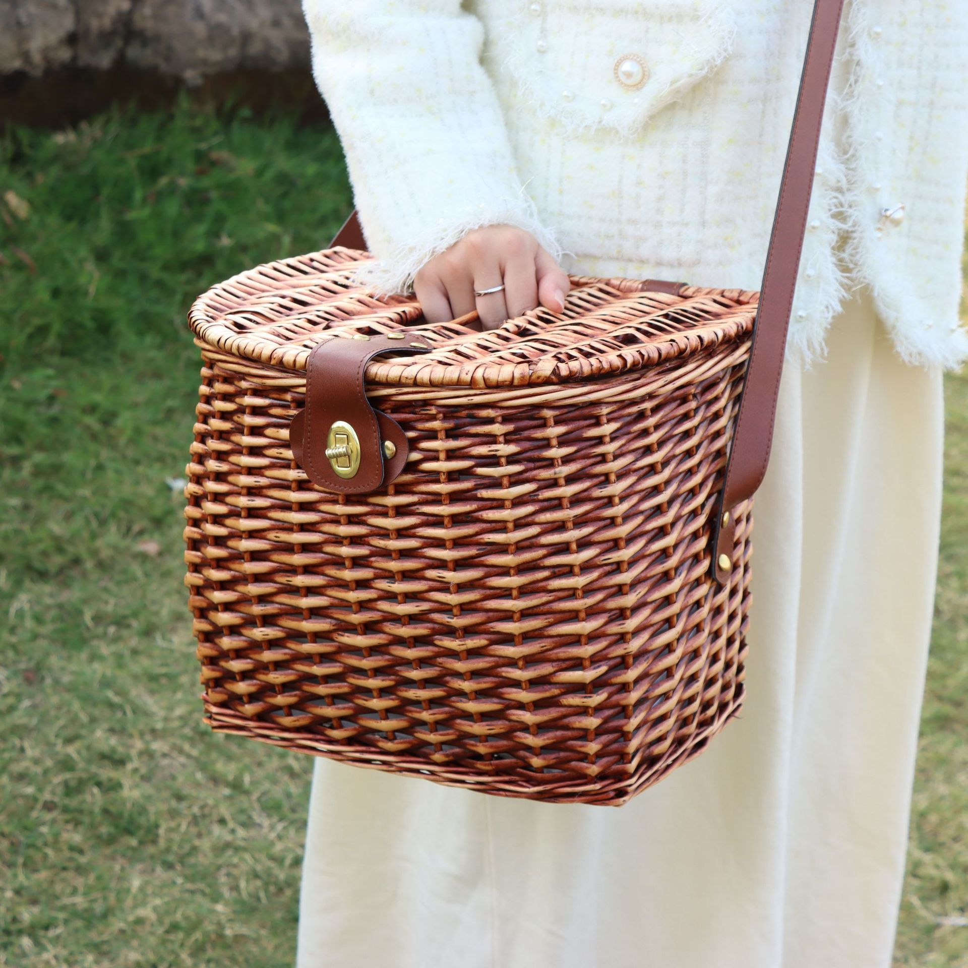 Cesta de picnic de ratán personalizada con tapa Bolso diagonal de un solo hombro de recuerdo tejido a mano Cesta de almacenamiento de frutas para salidas al aire libre