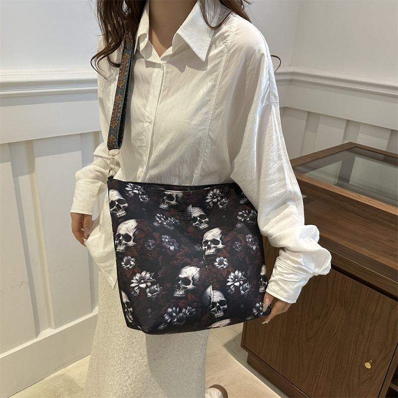Bolsa de diseño de nicho Zhong mujer 2024 nueva moda retro versátil alta sensación extranjera calavera mochila de hombro