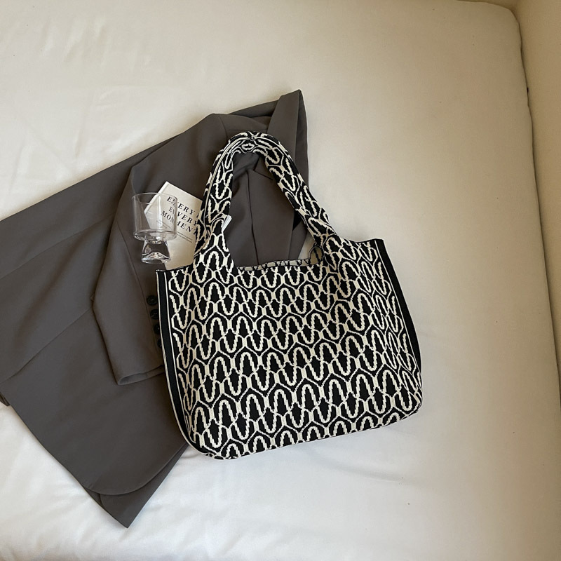 Knitted bags are fashionable and versatile. Knitted tote handbags are new large-capacity shopping bags for women. Single-shoulder bags are new for office workers undefined