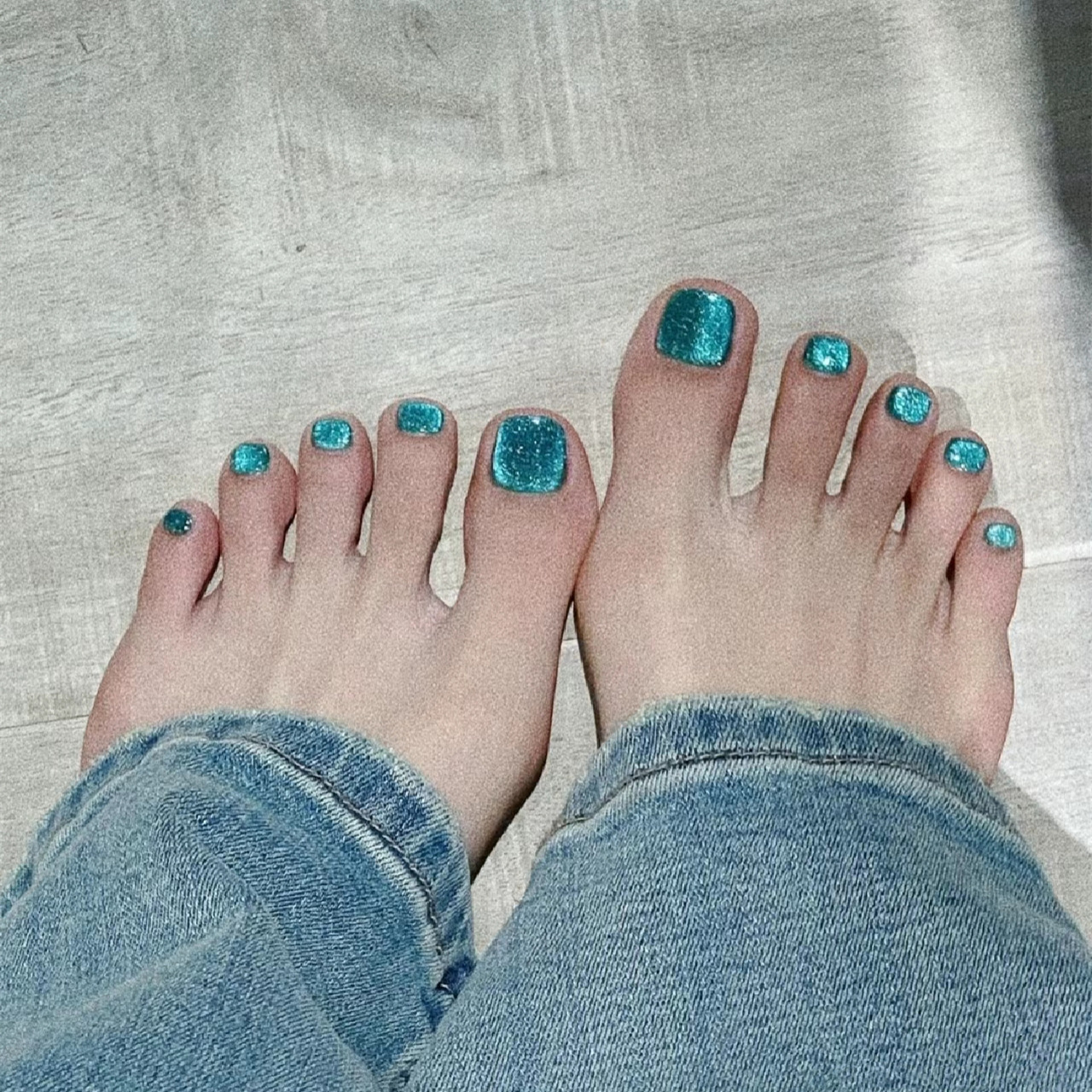 Las uñas vestidas a mano de Yiyi Wu muestran parches de ins blancos con temperamento de diamantes