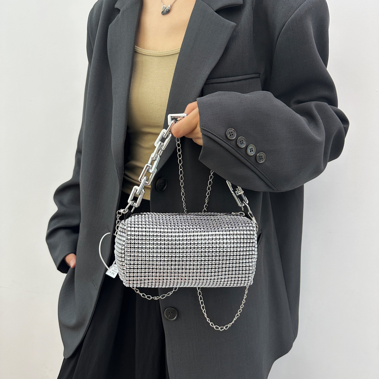 Bolsa de cadena de taladro de la red de comercio exterior para mujeres 2025 nueva primavera personalidad explosión de estilo extranjero hombro nicho bolsa de cena para mujeres