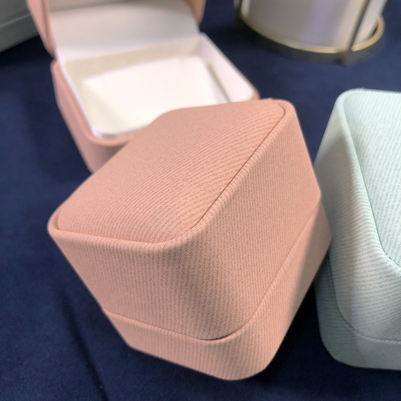 Nueva cubierta de ángulo redondeado pu piel caja de joyería de moda fresca joyería de plata caja de perlas de esmeralda