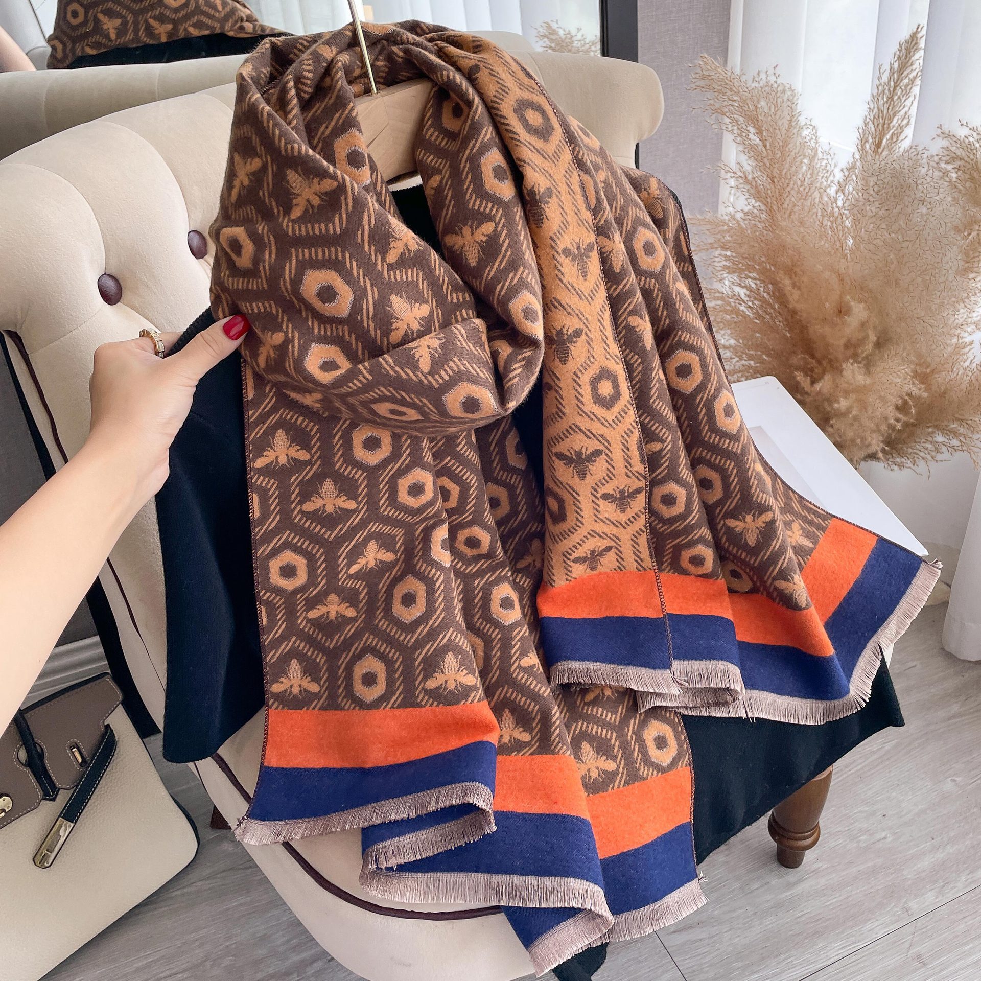 2023 clásico popular bufanda de gran marca para las mujeres Otoño e Invierno todo-coincidencia cachemir-Como abeja impresión engrosada cálido chal
