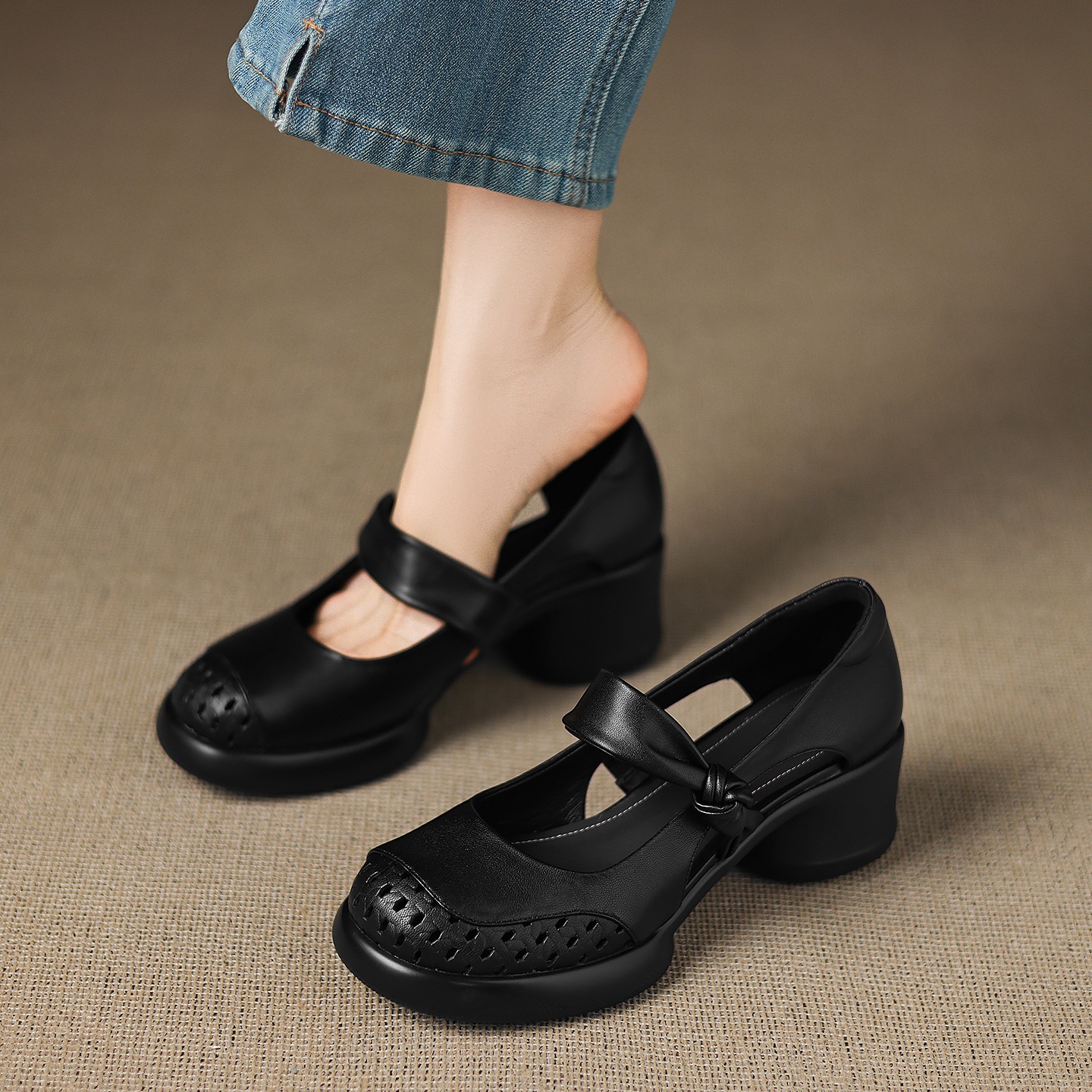 Giày sandal cao gót nữ quai ngang da bò mũi kín gót dày — đen