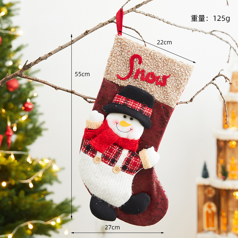 クリスマスの靴下のプレゼントの袋の大きいサイズの老人の雪だるまの贈り物のキャンディーの靴下のシーンは飾りを掛けてクリスマスの装飾品を飾ります。|undefined