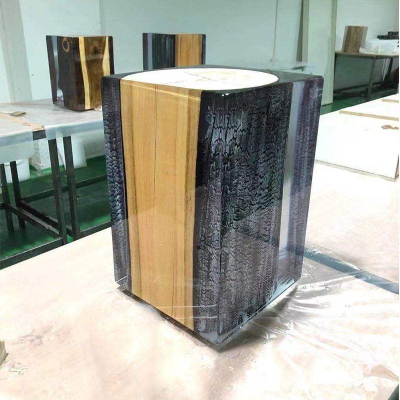 ソフト内装会社の展示会は水晶腰掛けのフロントレセプションで樹脂を座っています。|undefined