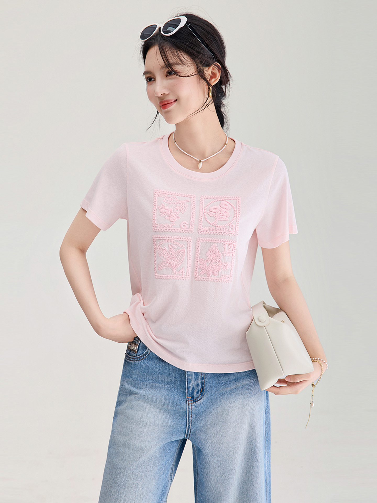 Áo thun nữ cổ tròn tay ngắn thêu họa tiết nặng dầu form ôm — màu hồng anh đào