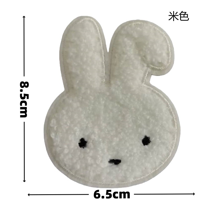 크고 베이지색 곡선 귀 토끼 바느질 바닥