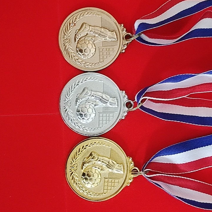 Производитель поставляет металлические медали на заказ: футбольные медали (золотые, серебряные, бронзовые), подвесные медали для футбольных игр, награды с покраской.