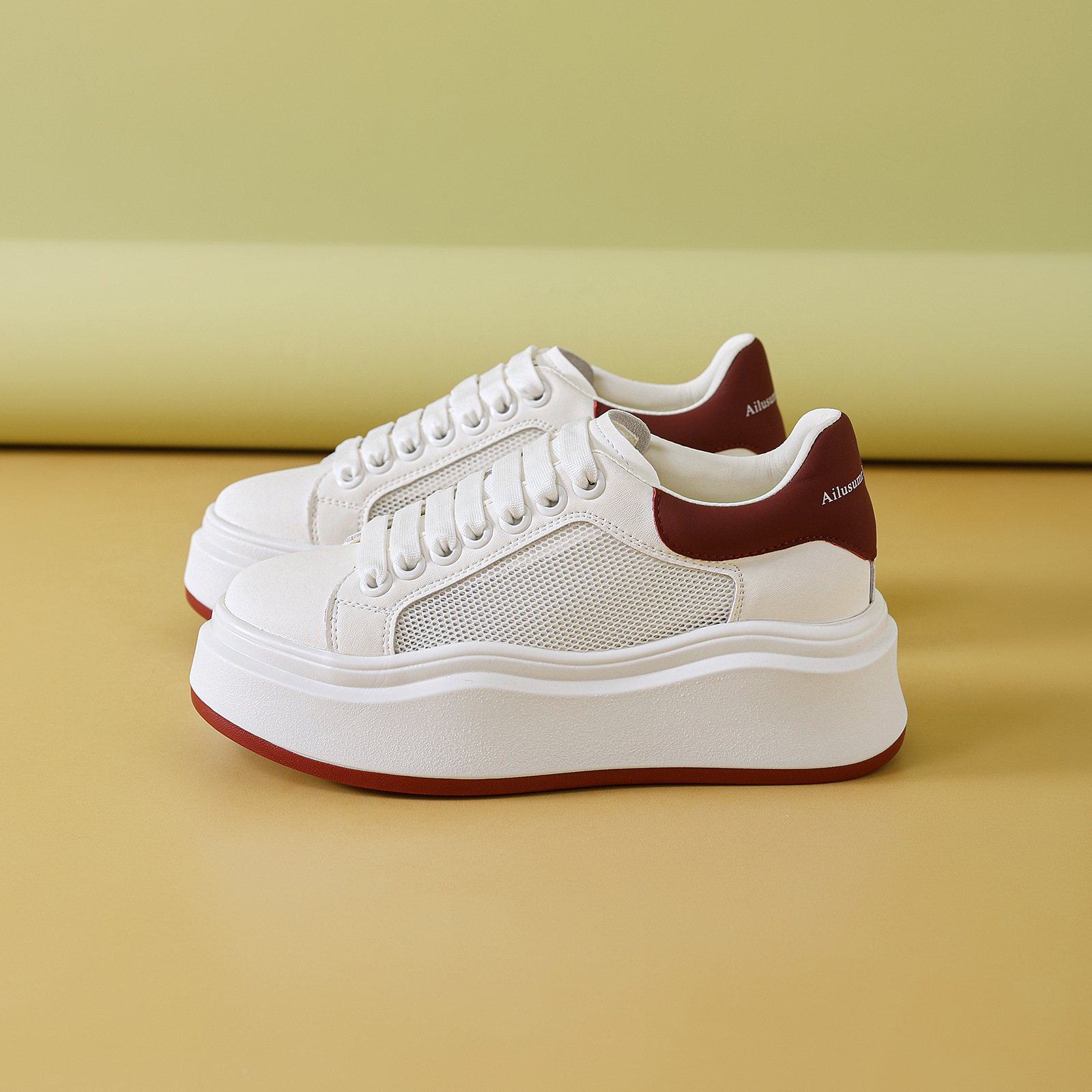 레드 테일 플랫 스니커즈