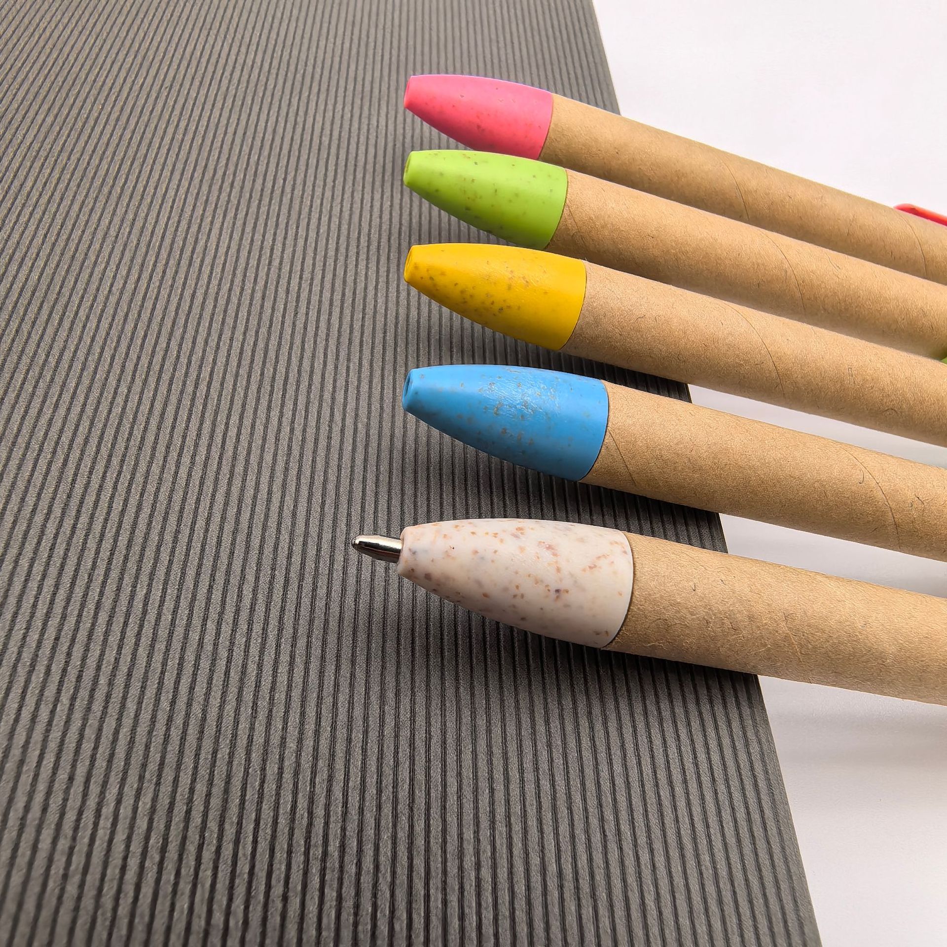 Bolígrafo de bolas de tubo de papel de venta en caliente transfronteriza con agujeros de respiración en la parte superior del material de paja degradable papel kraft