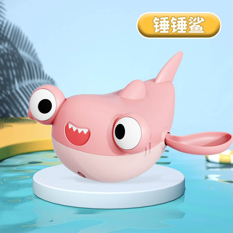 赤ちゃんのお風呂のおもちゃの子供の水泳の水遊びの小さいカメの花は男の子の女の子をこぼして音を震わせて水の小さいアヒルのおもちゃを遊びます。|undefined