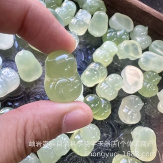 岫玉趴趴猫22MM*15MM手链配饰批发天然玉石吊坠手链岫玉厂家批发