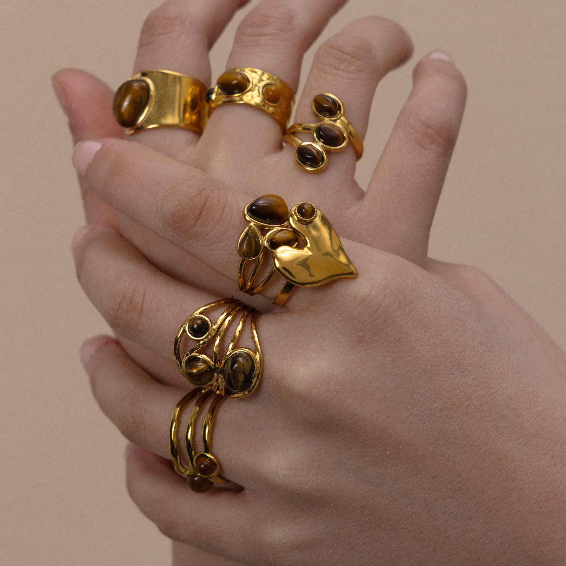 Anillo de piedra de ojo de tigre de acero inoxidable TENA de Europa y los Estados Unidos exagerado alto nivel de explosión transfronteriza anillo de nicho de titanio no se desvanece