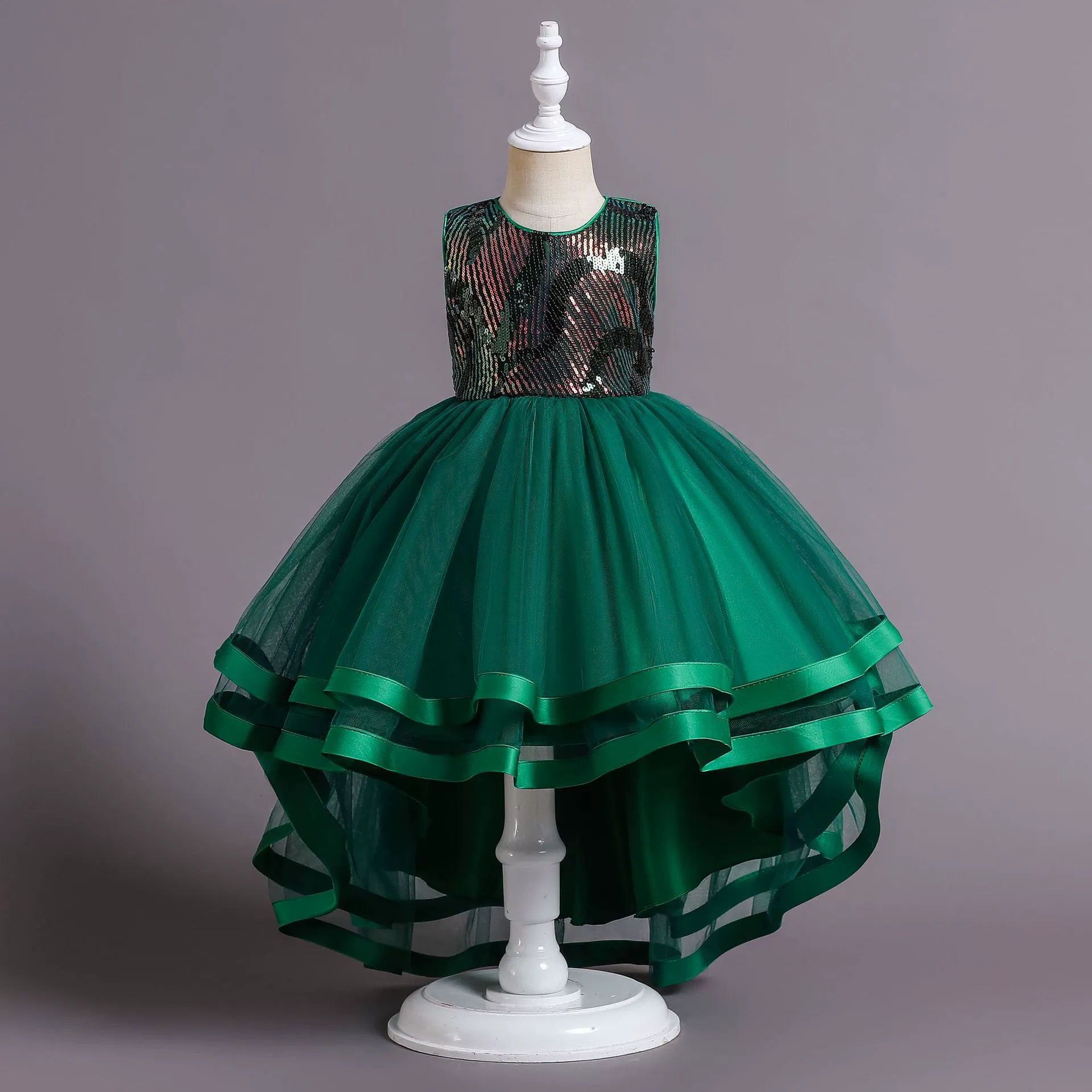 Small princess costume, nail sequins, piano, mannequin head, evening dress, wedding dress, tulle