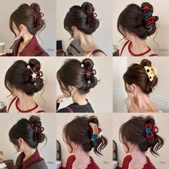 アンコラの赤い星の蝶結びのヘアピンの女性が可愛いです。
