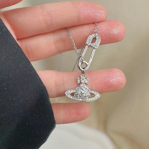 Queen Mother Vivian's full-diamond brooch chain Saturn necklace with huge sparkle and high version of small fragrant style necklace.