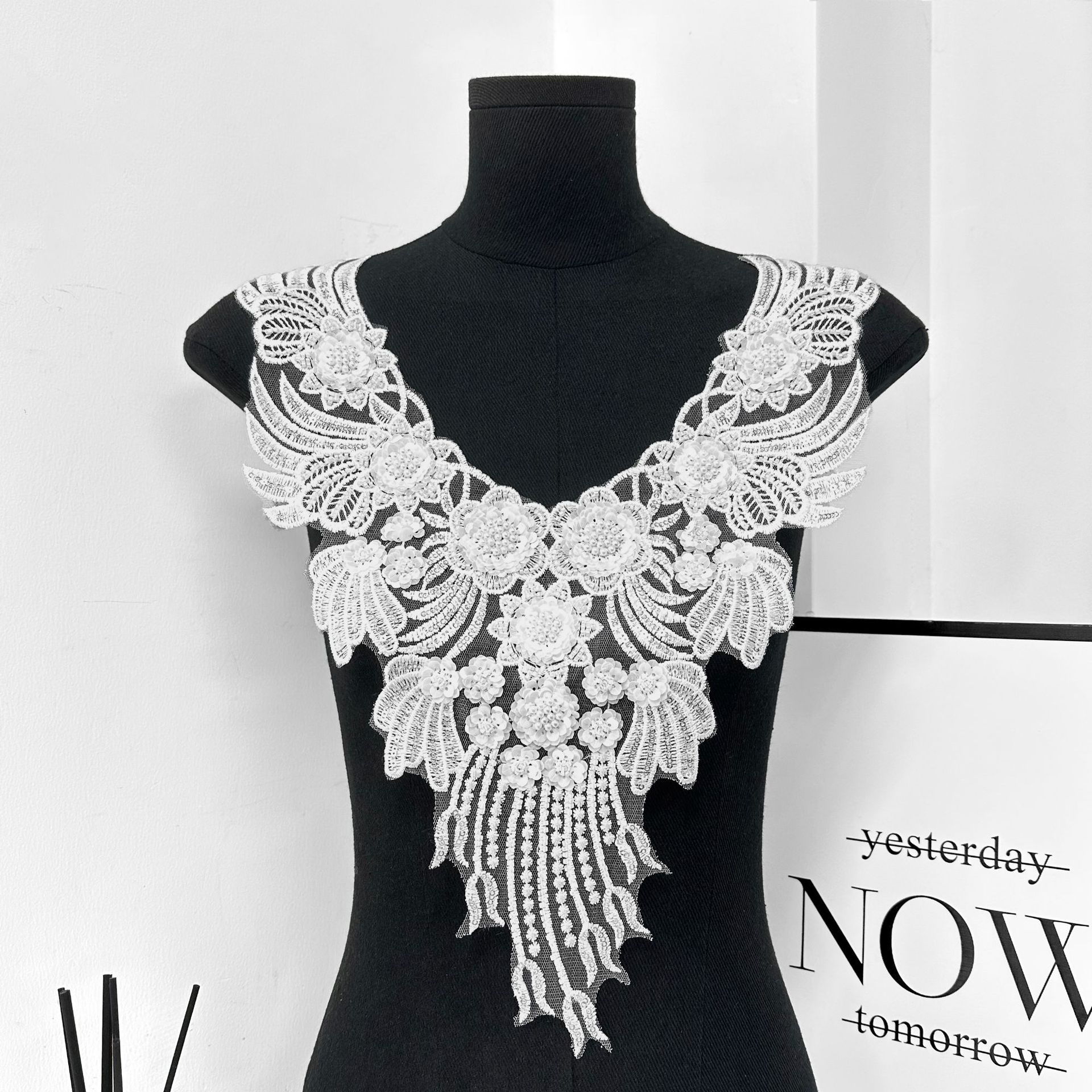 Comercio exterior nuevo oro cuello bordado flores de pecho Europa y América fiesta vestido de noche vestido decoración pegatinas de tela caliente image 3