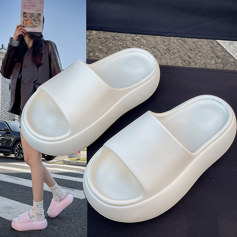 Zapatillas de aumento de fondo grueso para mujeres en verano 2025 nueva ropa casual exterior Eva antideslizante arrastre interior explosivo remolque frío