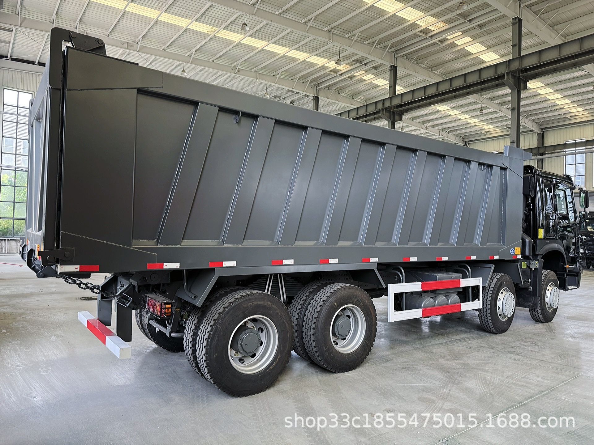 Directly supplied by the manufacturer, HOWO8X4 dump truck with 371 horsepower for engineering soil transport, suitable for export