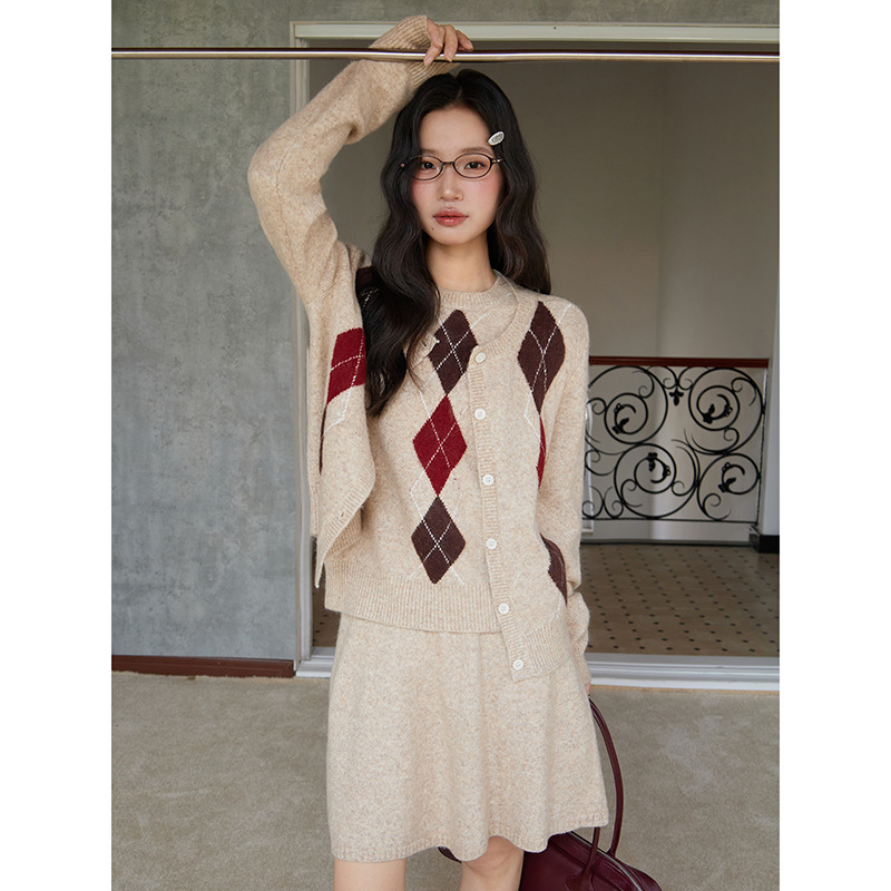 [Campbell Old Town College Plaid Three-Piece Suit] Geming Knitted Cardigan + Vest + Short Skirt J638C