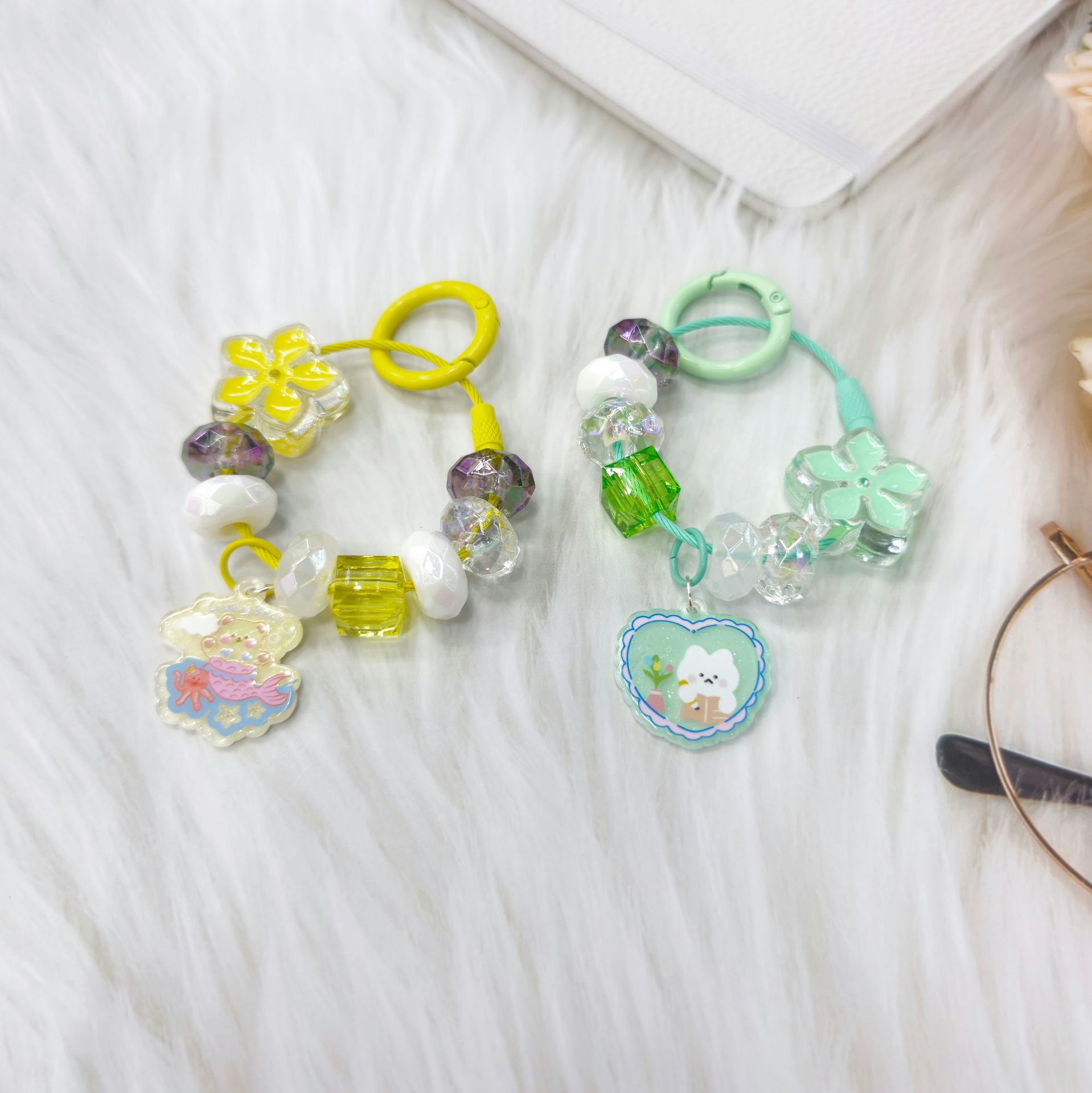2023 nueva flor fresca Linda perla cuentas de dibujos animados acrílico llavero colgante bolsa adornos