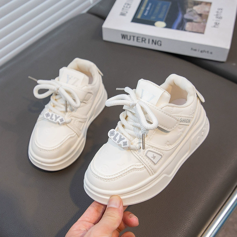 Модные кожаные детские кроссовки весна-осень 2025 года, популярные мягкие нескользящие повседневные туфли для девочек и мальчиков, модные балетки