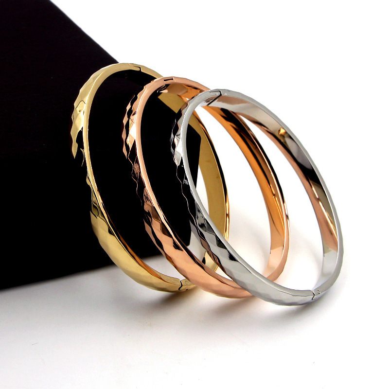 18k oro abierto anillo de acero de titanio pulsera de moda roja pulsera chapada en oro para niños no desvanecerse alta sensación de pulsera en la moda