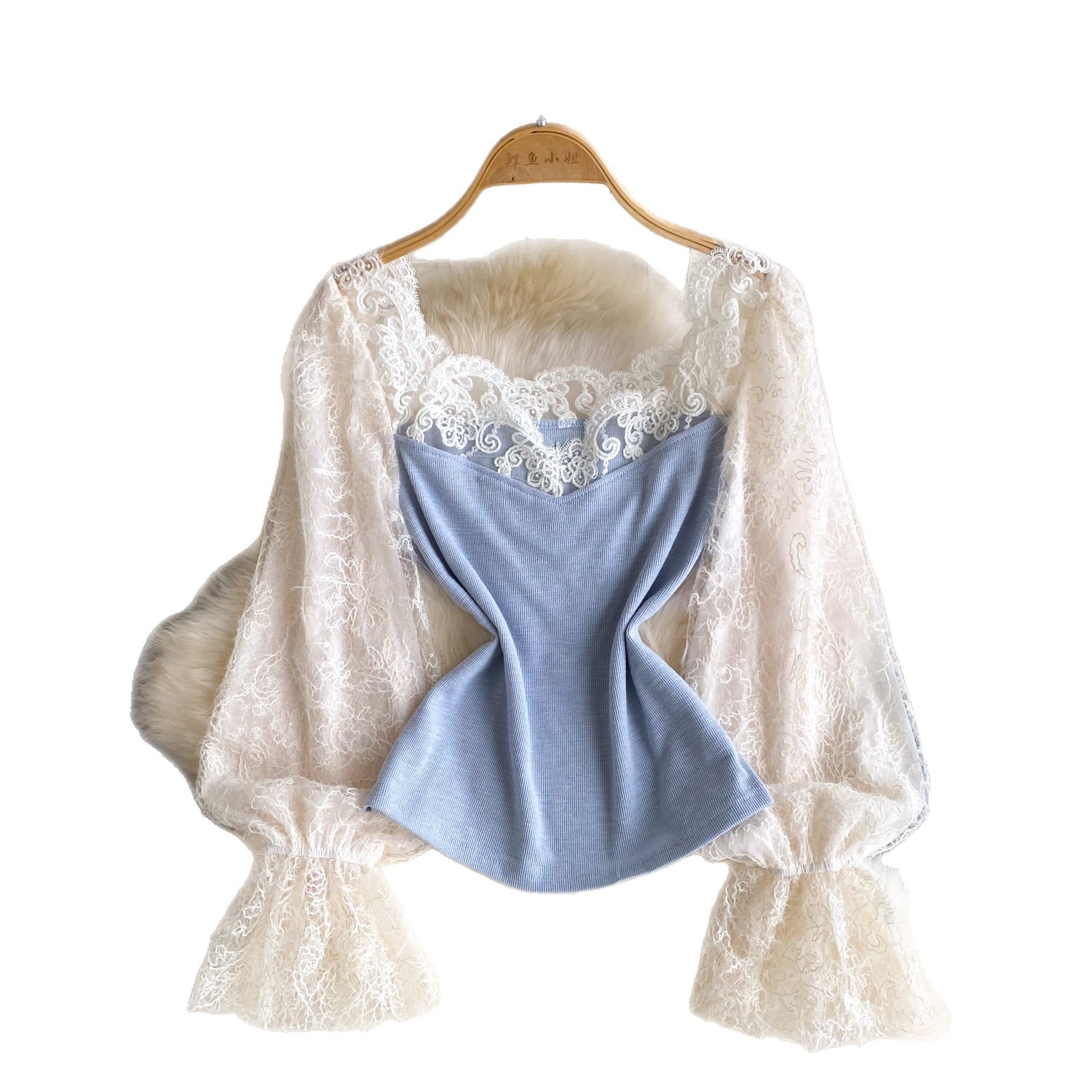 Elegante, langärmlige Strickjacke im französischen Stil mit Spitzenbesatz und eckigem Ausschnitt – ein verführerisches Oberteil für den frühen Frühling und perfekt für Pendler._voghion.com