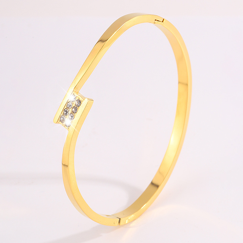 Brazalete de acero de titanio de diseño femenino simple abertura de diamantes ligero lujoso temperamento pulsera minimalista no desvanecerse brazalete de estilo europeo y americano