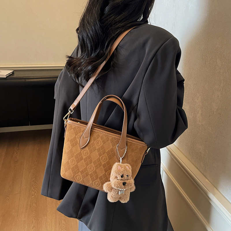 Bolsa de cubo de estilo coreano, bolsa de cestas de platos de mano, mujer, otoño y invierno, 2025, nuevo estilo de alta calidad, bolso de hombro de un solo hombro.